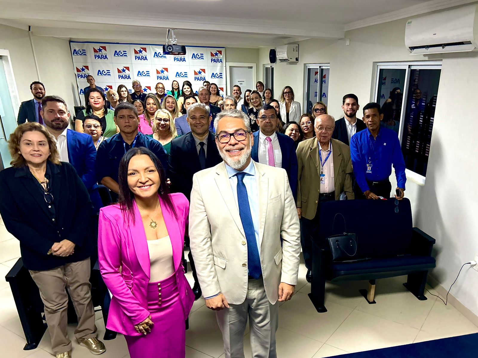 Encontro Mensal de Alinhamento da Rede Estadual de Ouvidorias Públicas do Pará  Na manhã de hoje, realizamos mais uma reunião da Rede Estadual de Ouvidorias Públicas do Pará, um importante momento de alinhamento e fortalecimento das ações voltadas à escuta qualificada e à transparência na gestão pública.  O encontro contou com a participação das ouvidorias dos diversos órgãos e entidades do estado, reforçando o compromisso com a melhoria contínua dos serviços prestados à população. Tivemos também a presença do Controlador-Geral do Estado, Dr. André Bassalo, cuja contribuição foi fundamental para o avanço dos projetos de aperfeiçoamento da Ouvidoria estadual.  Agradeço ao Dr. André Bassalo pela parceria e pelo empenho em fortalecer essa rede, garantindo que as ouvidorias sigam cada vez mais eficientes e acessíveis para atender às demandas da sociedade. Seguimos juntos na construção de uma gestão mais transparente e participativa!
