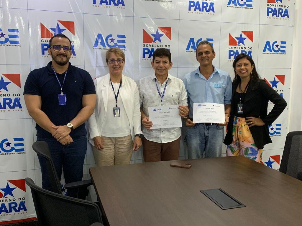 Entrega de certificado após o treinamento do SIGO - CGE